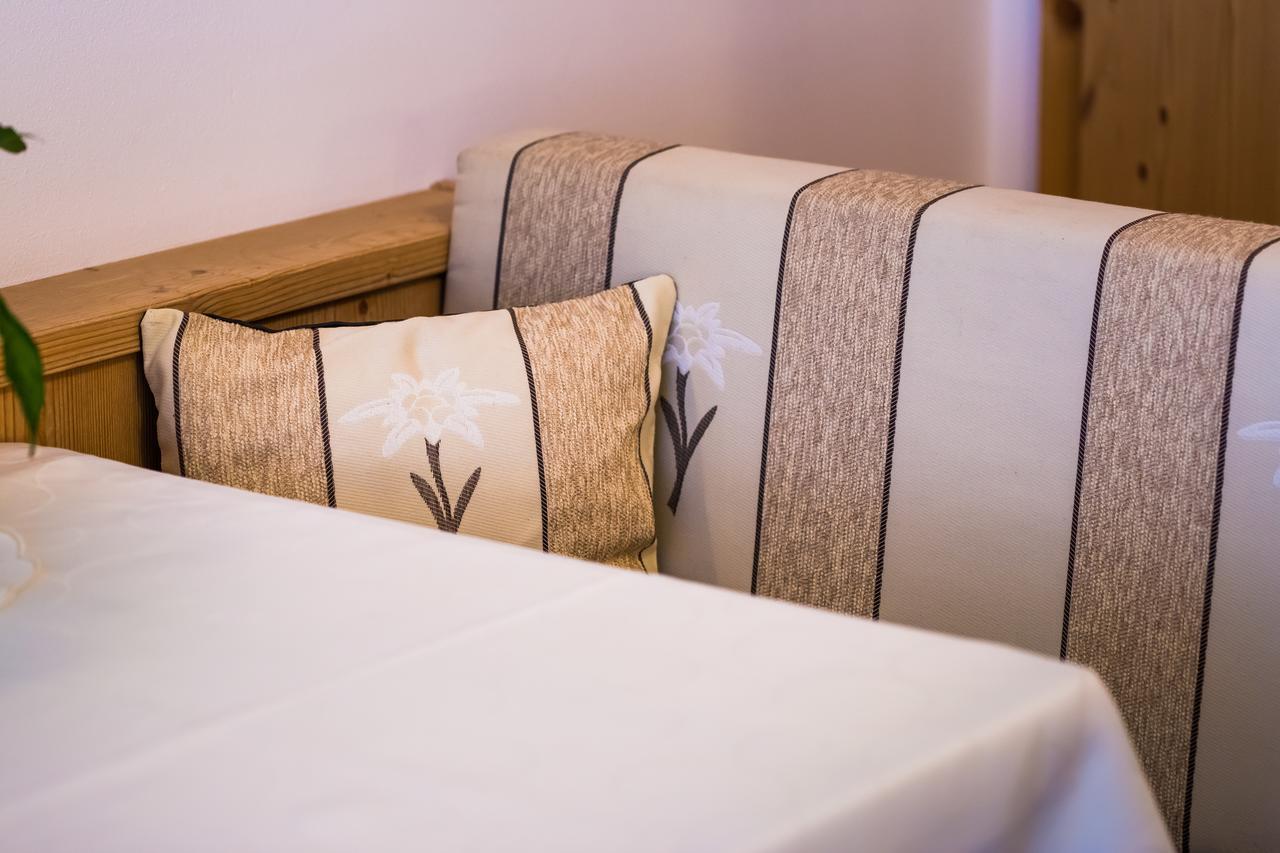 Hotel Restaurant Rosmarie Pfelders Extérieur photo